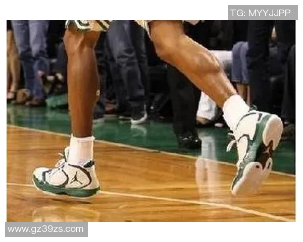 小腿粗壮的足球球星们如何通过独特的体型优势成就职业生涯 小腿粗壮的足球球星们如何通过独特的体型优势成就职业生涯