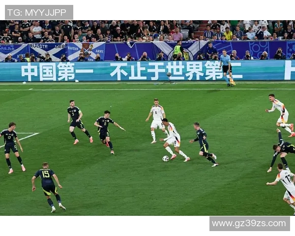 足球星卡欧战超巨挂盒限量版引爆市场热潮收藏价值飙升